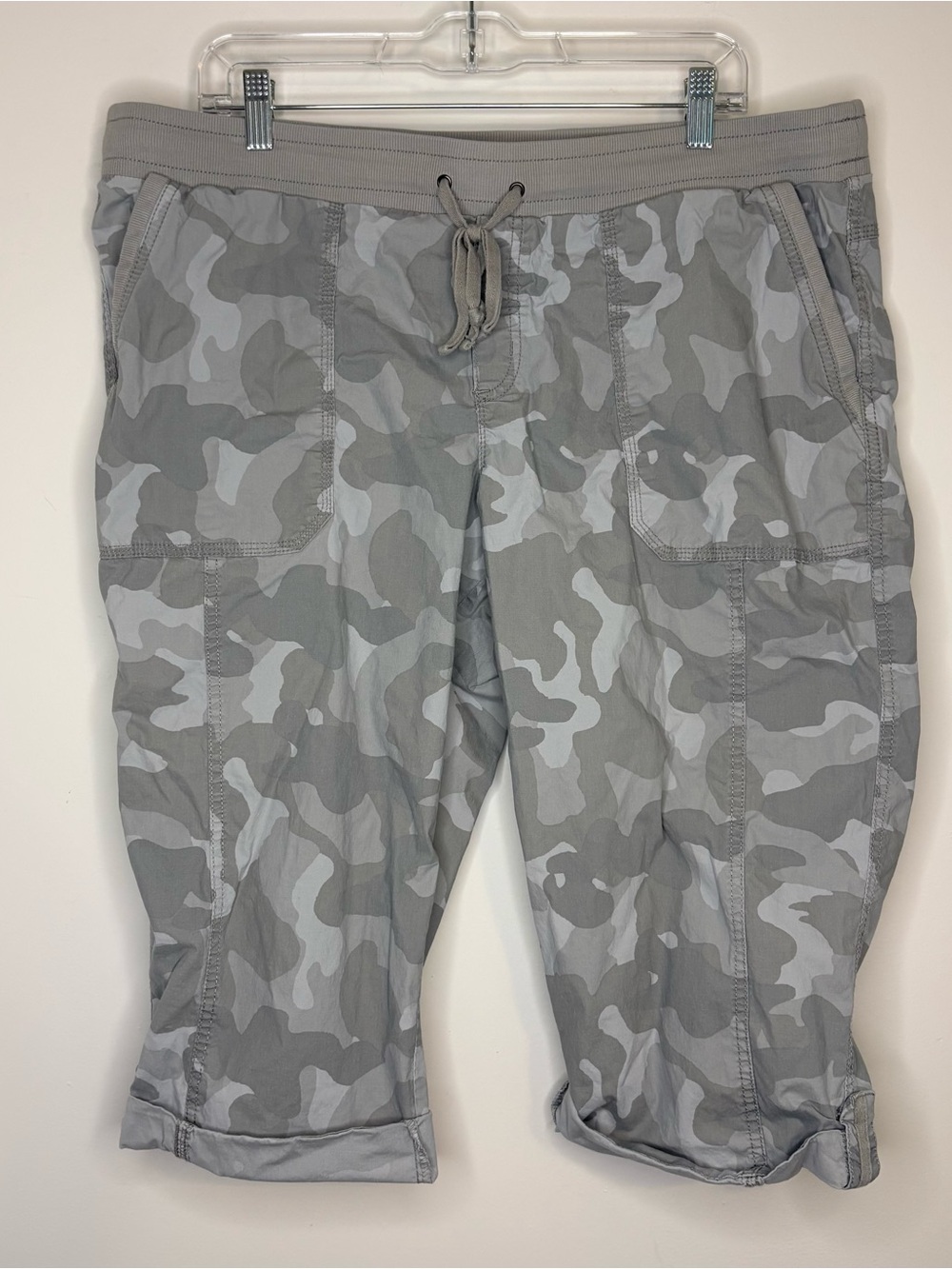 Natural Reflections Gray Camo Cuffed Hem Capris Size 18